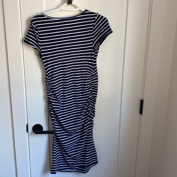 Striped maternity t-shirt dress with ruched sides - Picture 3 of 5